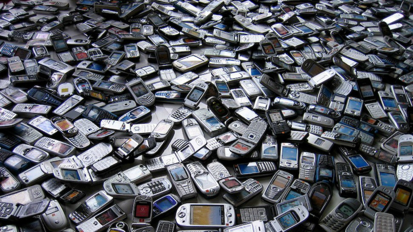 HP Lawas di Laci, Earphone Putus di Kotak  Kemana Perginya 1,9 Juta Ton Gawai Bekas Indonesia Setiap Tahun?